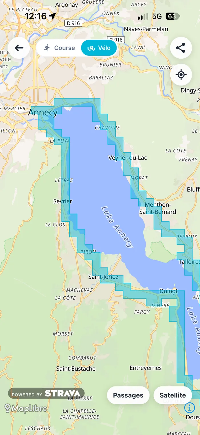 Écran RunQuest : la carte vélo autour du lac d'Annecy, en carrés de 500 m, sélecteur Course / Vélo